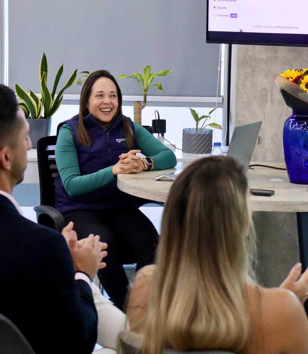Valeska Veliz presentando producto a un equipo